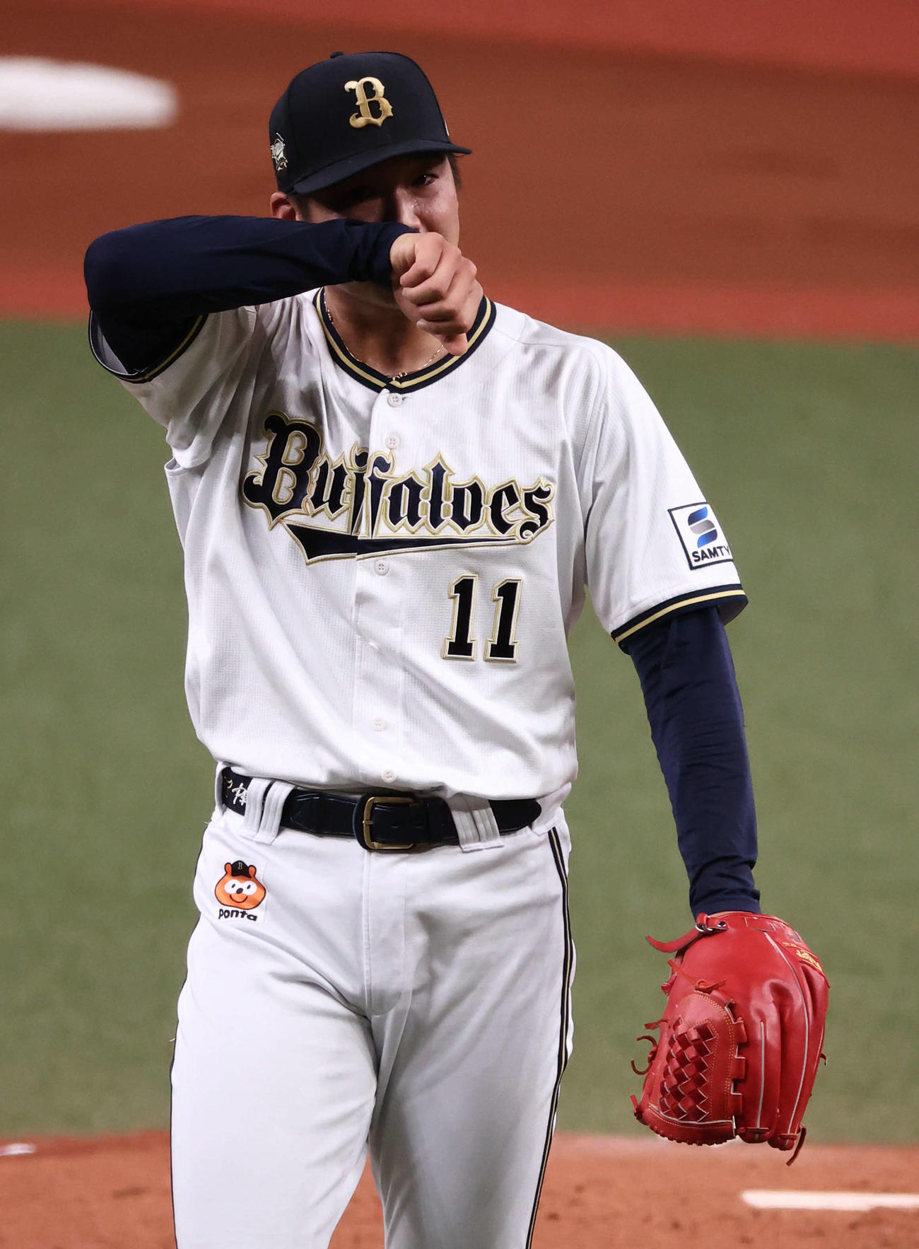 オリックス対ヤクルト　オリックス先発の山下は無安打で先制を許し汗を拭う（撮影・西尾就之）