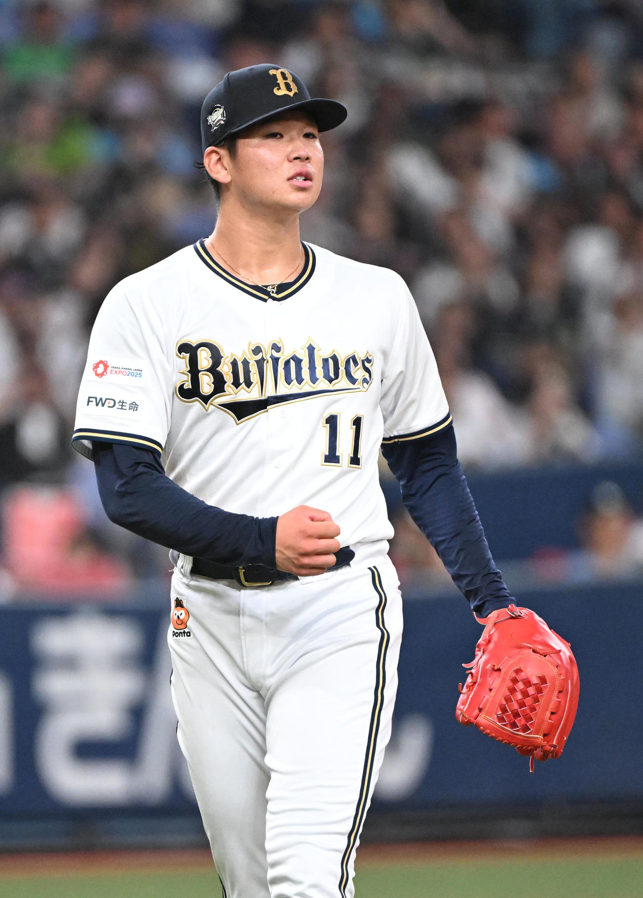 オリックス対ヤクルト　4回表を3者三振に打ち取り拳を握る山下（撮影・和賀正仁）