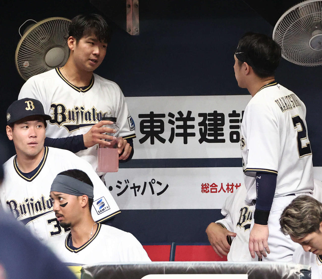 オリックス対ヤクルト　2回を投げ終わったオリックス先発の山下（左）はベンチで若月と話す（撮影・西尾就之）