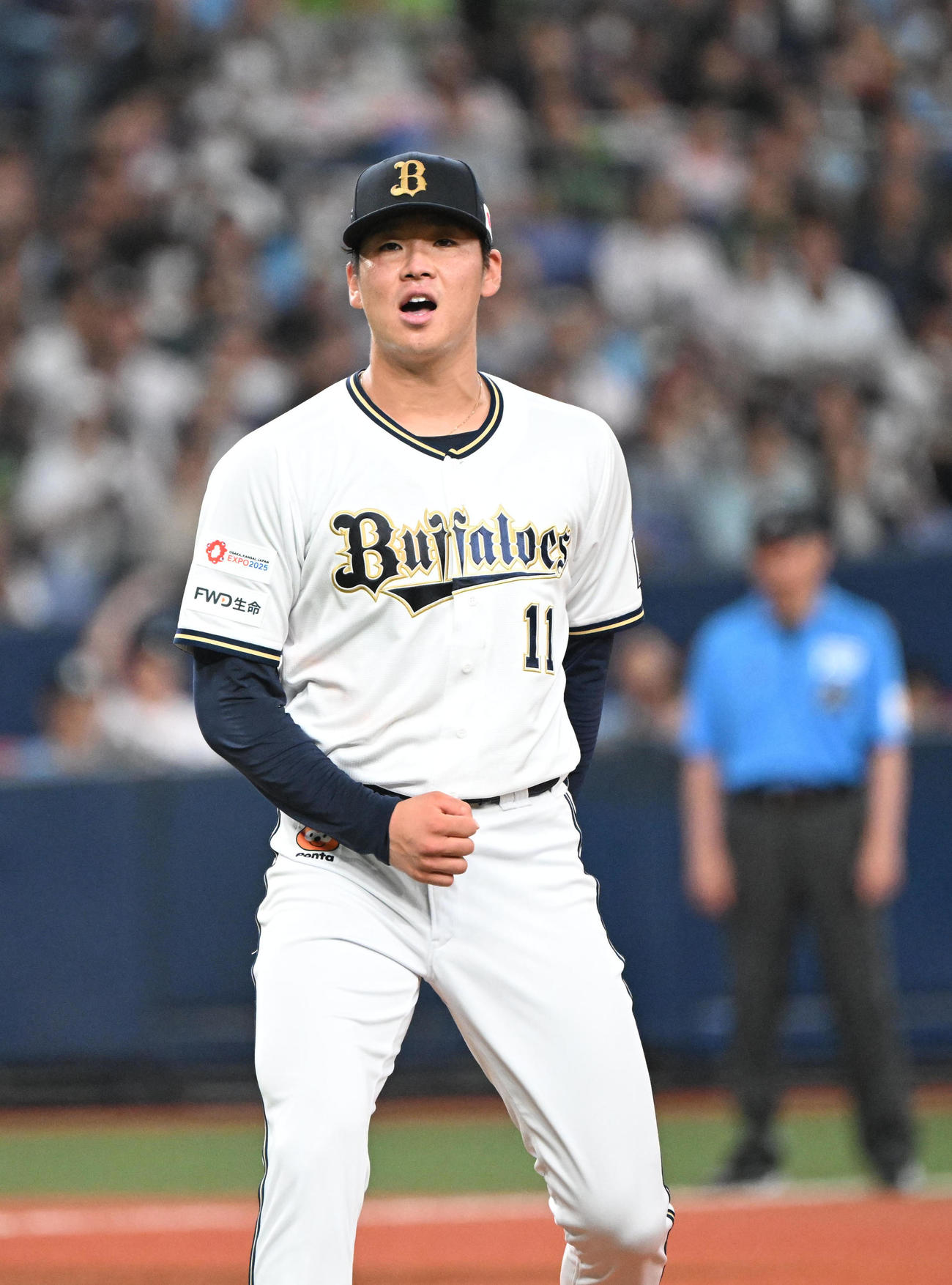 オリックス対ヤクルト　5回表を3人で仕留め拳を握る山下（撮影・和賀正仁）