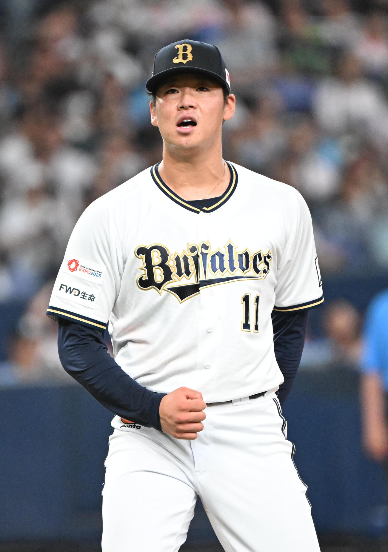 オリックス対ヤクルト　5回表を3人で仕留め拳を握る山下（撮影・和賀正仁）