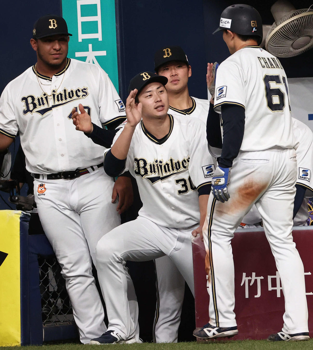 オリックス対ヤクルト　5回裏オリックス1死一、二塁、太田の適時二塁打で生還した茶野を迎える山下（左から3人目）（撮影・西尾就之）