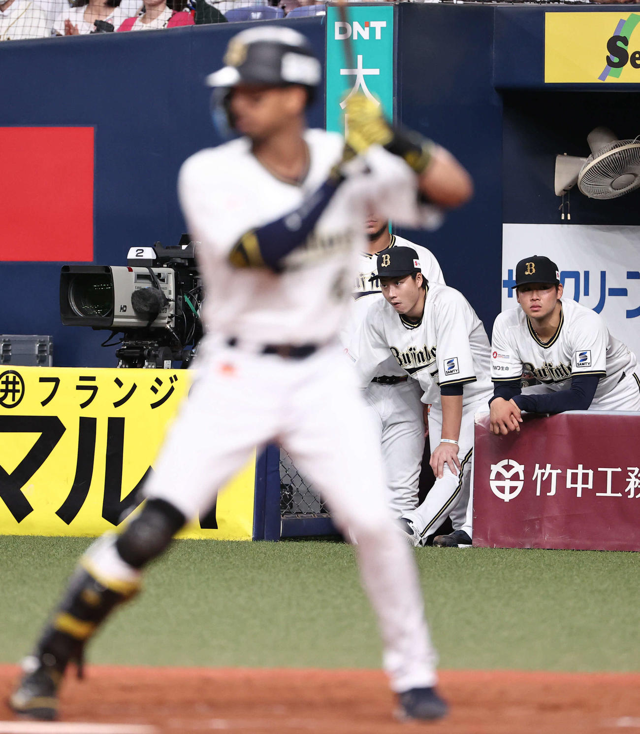 オリックス対ヤクルト　5回裏オリックス2死満塁、山下はベンチから打席の宗を見る（撮影・西尾就之）