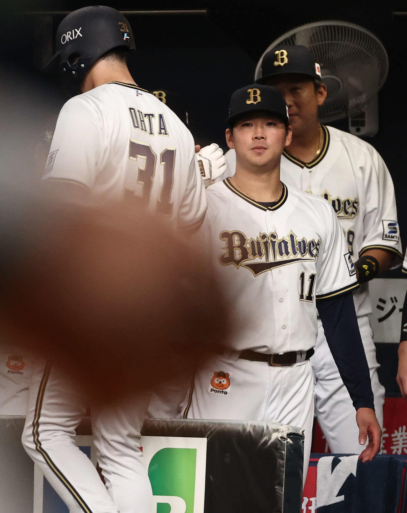 オリックス対ヤクルト　5回裏の攻撃終了後、山下はベンチに戻った勝ち越し打の太田を迎える（撮影・西尾就之）