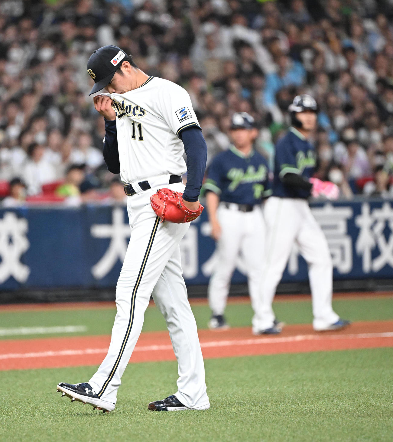 オリックス対ヤクルト　1回表ヤクルト無死一塁、暴投で走者を三塁に背負い汗をぬぐう山下（撮影・和賀正仁）