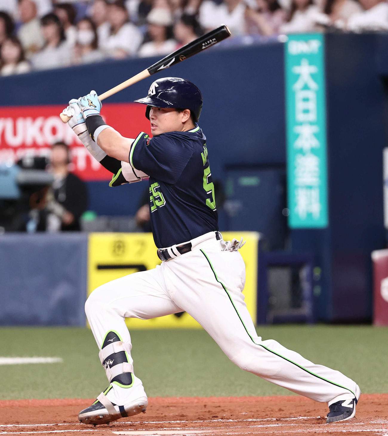 オリックス対ヤクルト　6回表ヤクルト2死二、三塁、村上は左適時打を放つ（撮影・西尾就之）