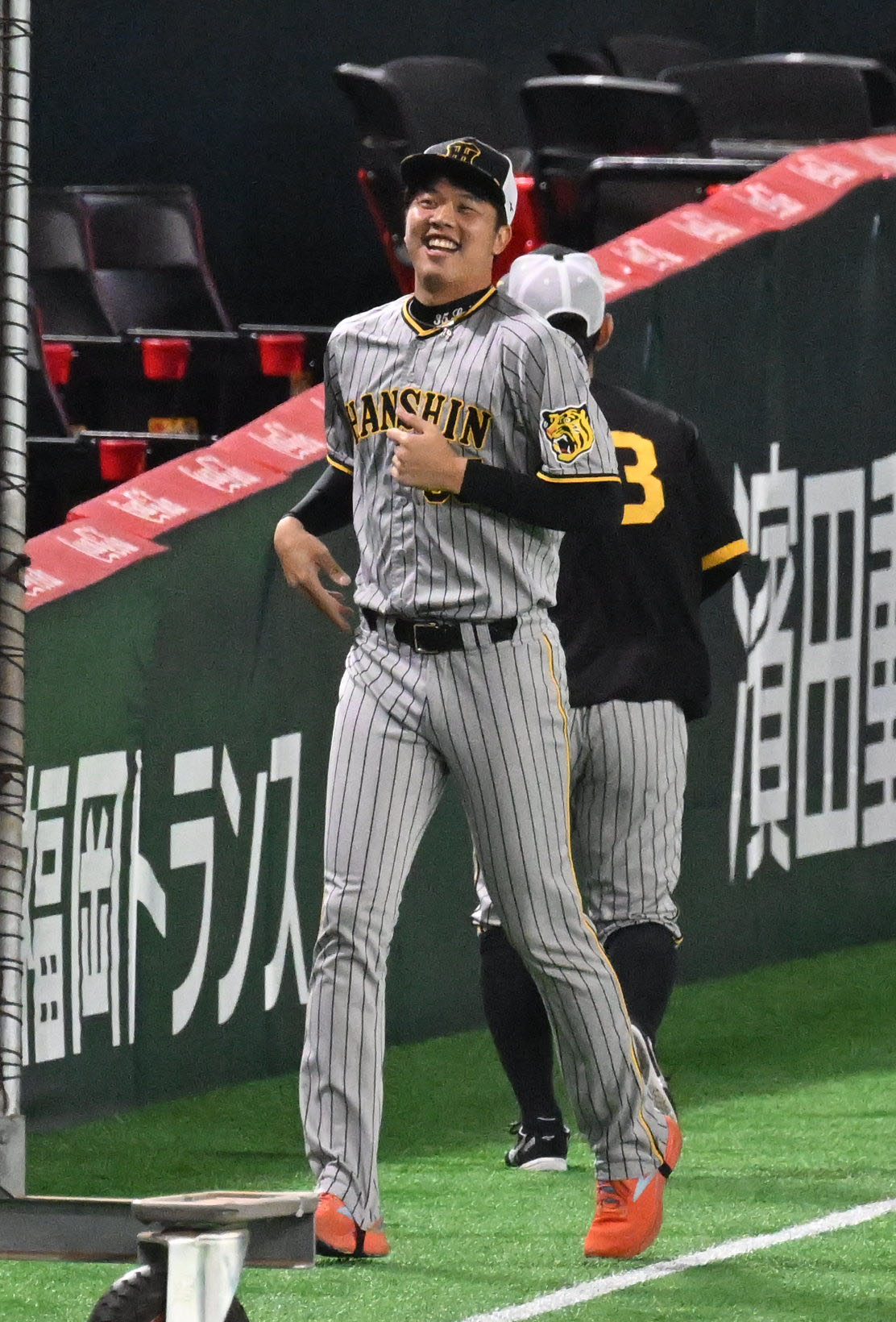 ソフトバンク対阪神　試合前ウォームアップする阪神先発の才木（撮影・林敢治）