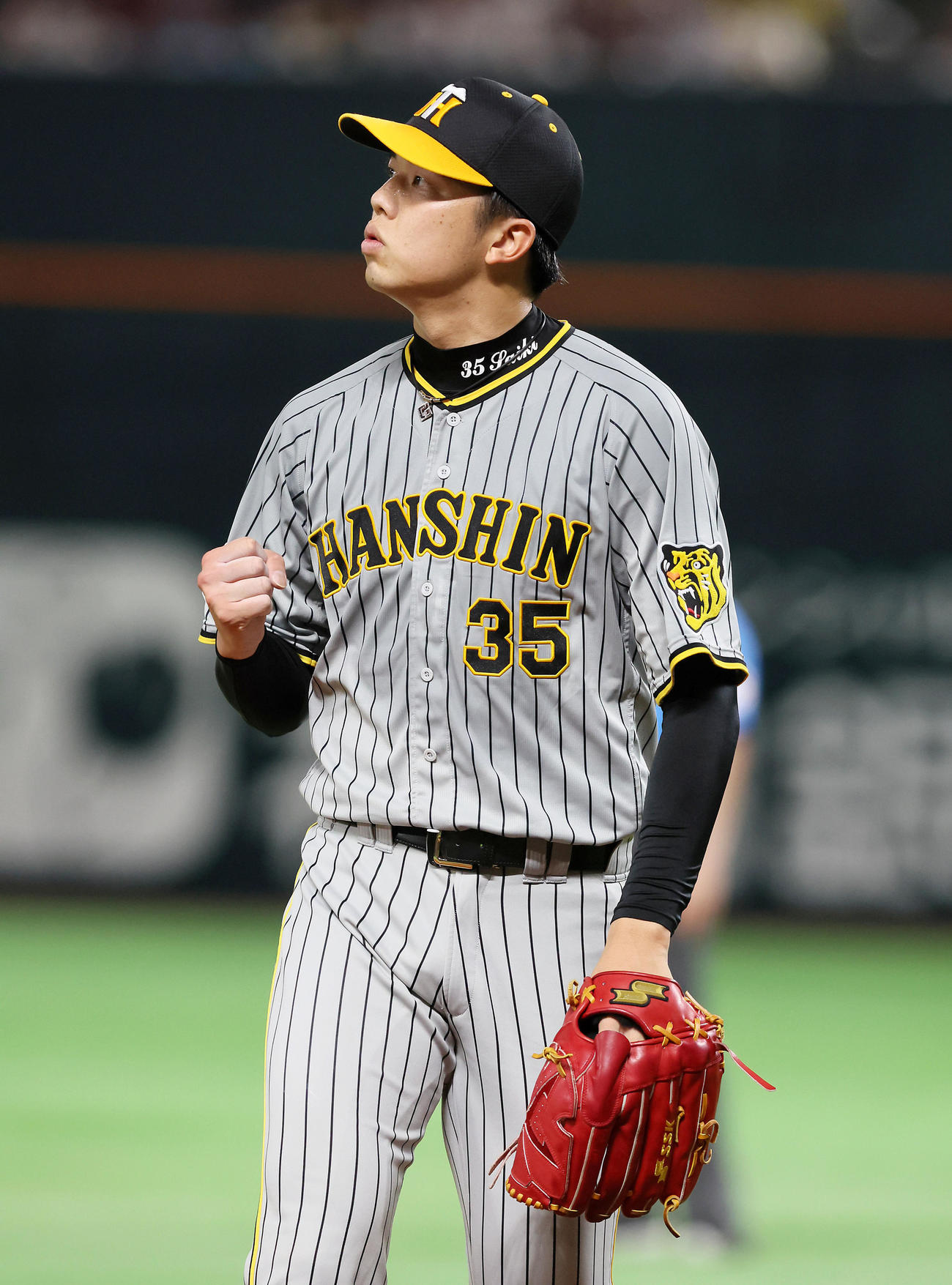 ソフトバンク対阪神　4回裏ソフトバンク2死一塁、才木は甲斐を三飛に仕留めガッツポーズを見せる（撮影・加藤哉）