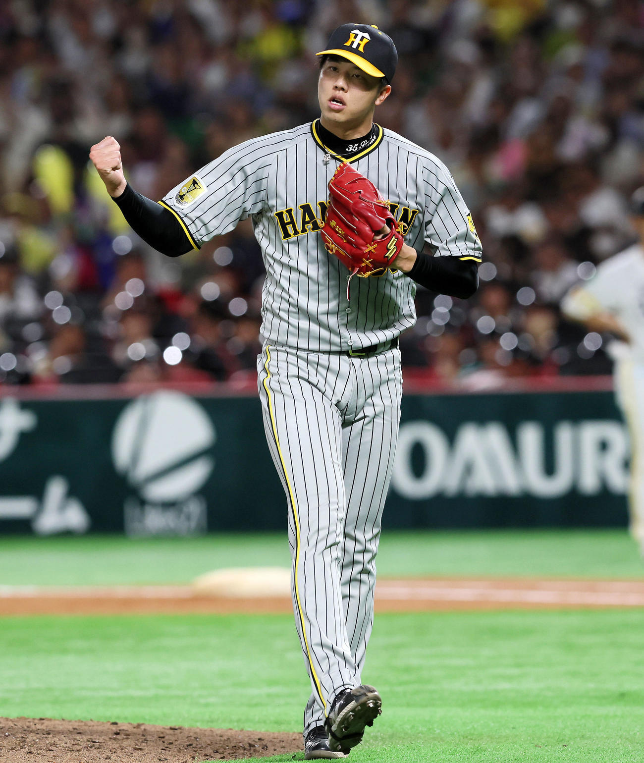 ソフトバンク対阪神　6回裏ソフトバンク2死、才木は山川を三振に仕留めガッツポーズを見せる（撮影・加藤哉）