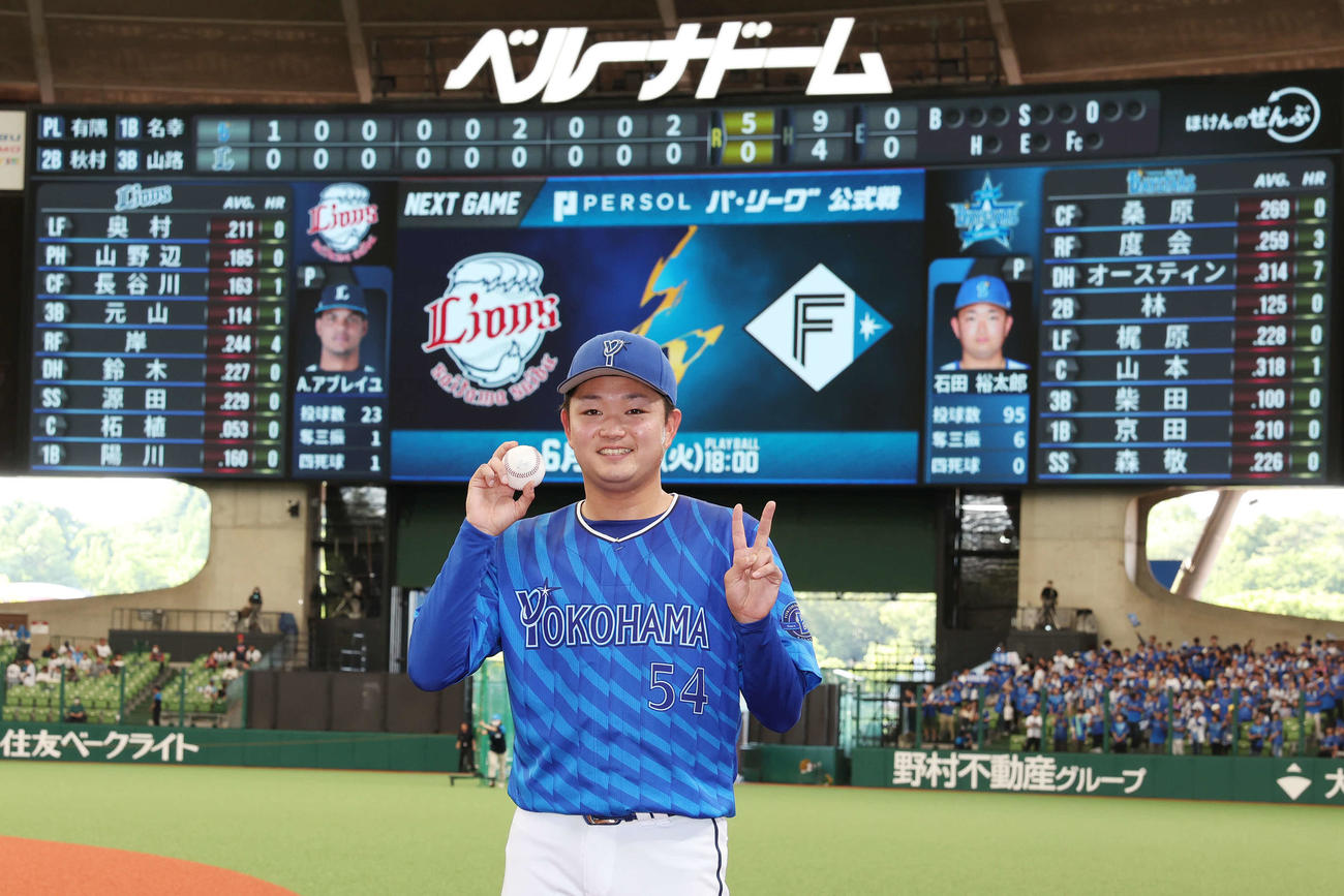 西武対DeNA　マダックスを達成し笑顔で記念撮影するDeNA石田裕（撮影・宮地輝）