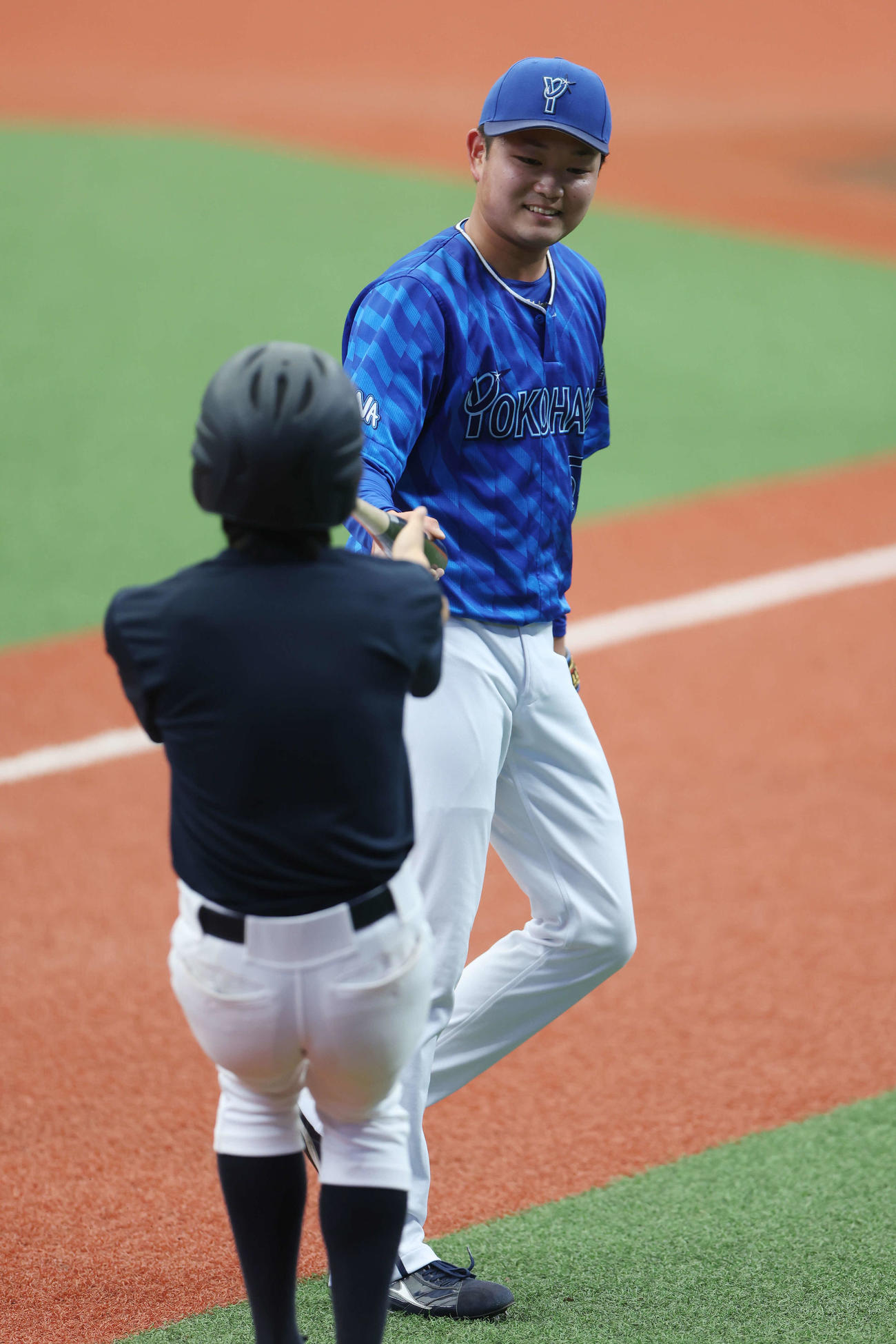 西武対DeNA 3回裏西武2死、奥村を左飛に仕留めバットボーイに笑顔でバットを手渡しする石田裕（撮影・宮地輝）