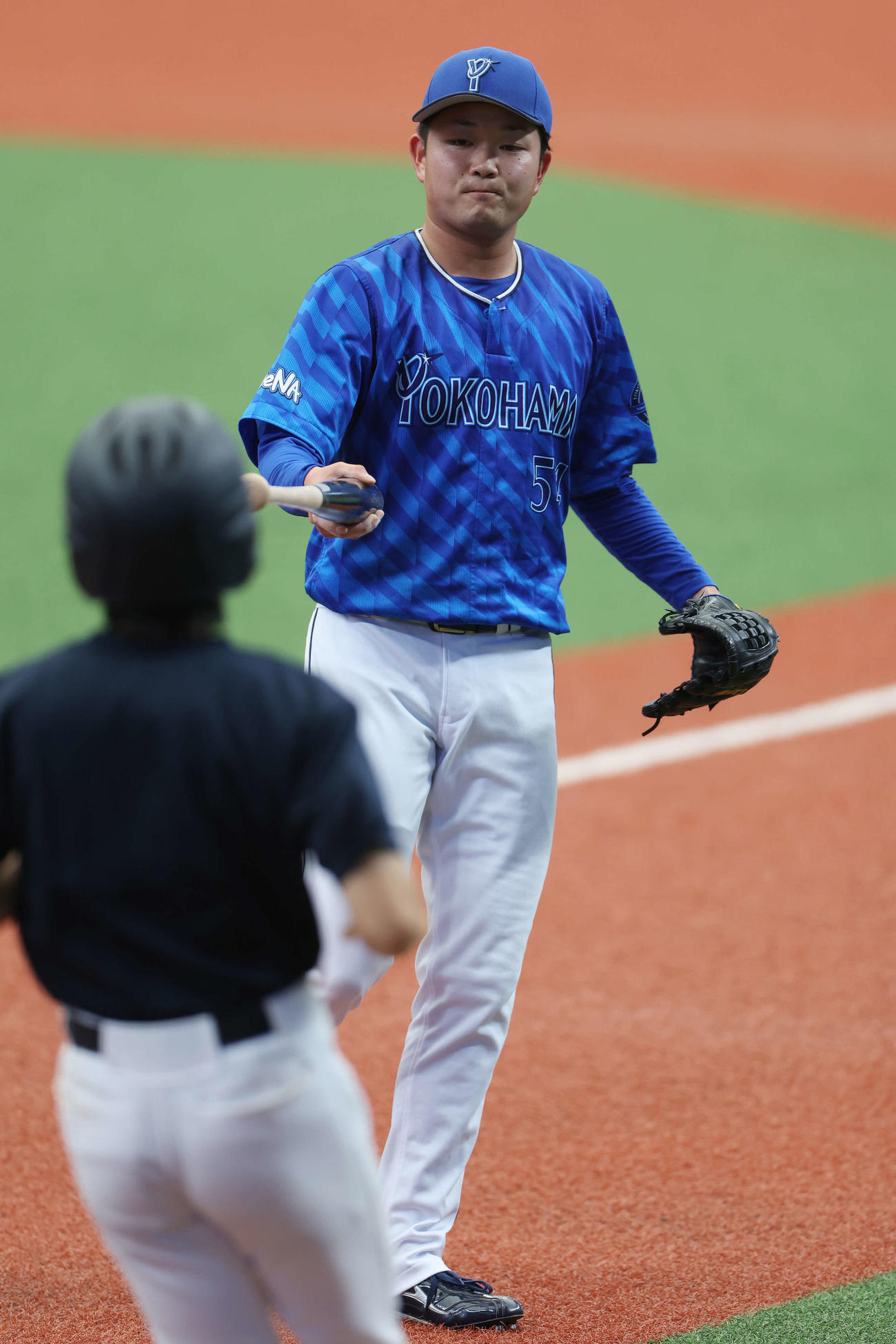 西武対DeNA 3回裏西武2死、奥村を左飛に仕留めバットボーイにバットを手渡しする石田裕（撮影・宮地輝）