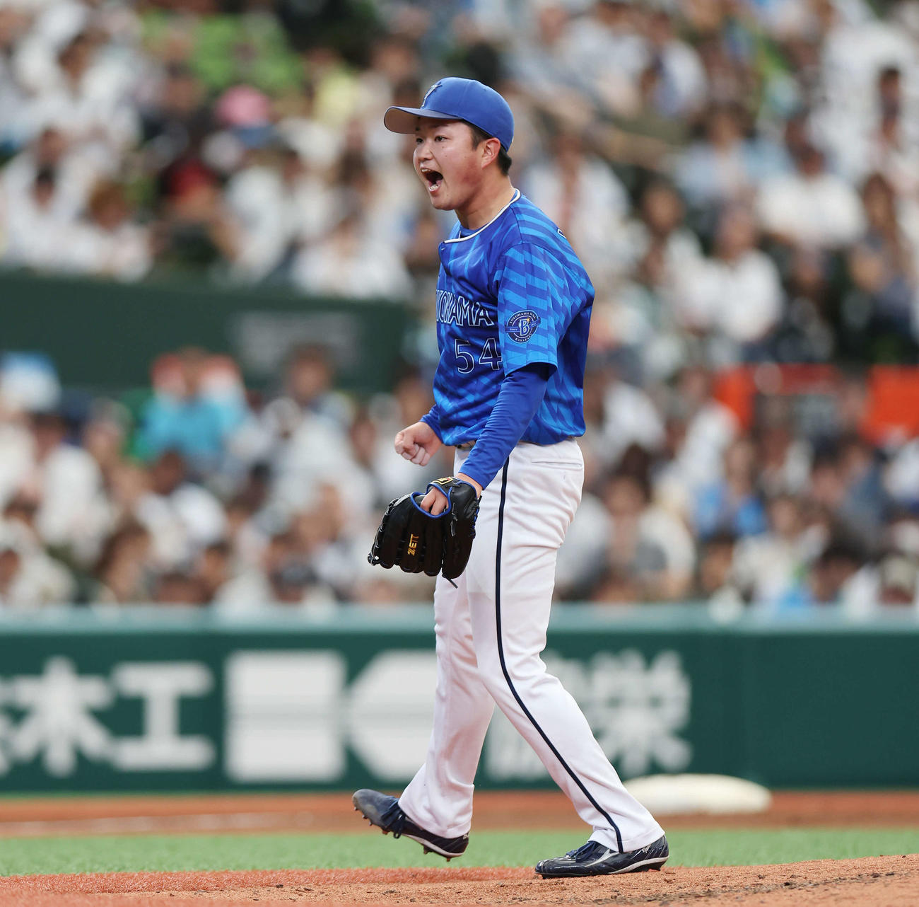 西武対DeNA 7回裏西武1死、元山を見逃し三振に仕留め雄たけびを上げる石田裕（撮影・宮地輝）