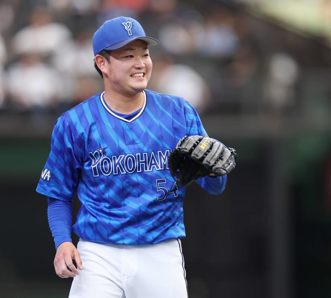西武対DeNA 6回裏を無失点に抑え、笑顔でチームメートを迎えるDeNA石田裕（撮影・宮地輝）