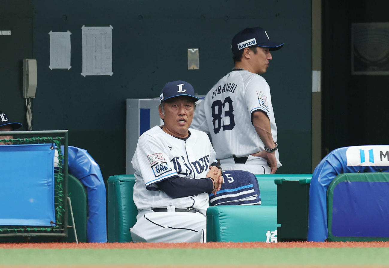 西武対DeNA 6回表DeNA2死一塁、佐野に中適時二塁打を許した渡辺を途中降板し、ベンチで厳しい表情の渡辺GM兼監督代行（左）（撮影・宮地輝）