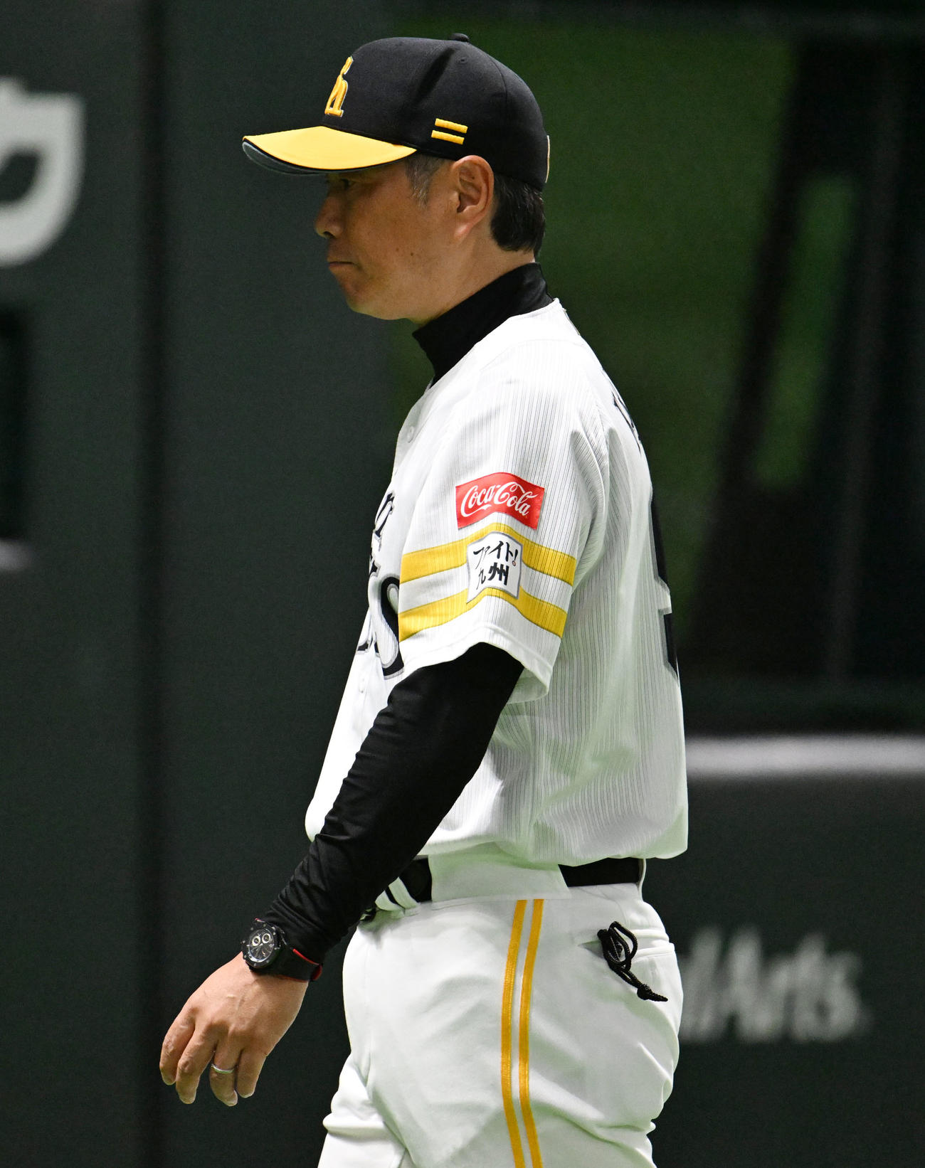 ソフトバンク対阪神　7回終わり、投手交代を告げベンチに戻る小久保監督（撮影・林敢治）