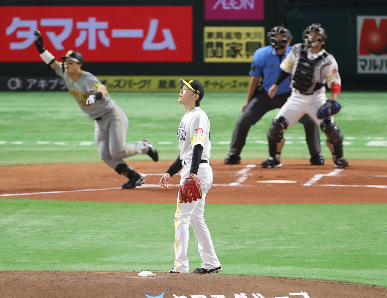ソフトバンク対阪神　1回表阪神1死満塁、前川に右越え先制満塁本塁打を浴びた石川（撮影・梅根麻紀）