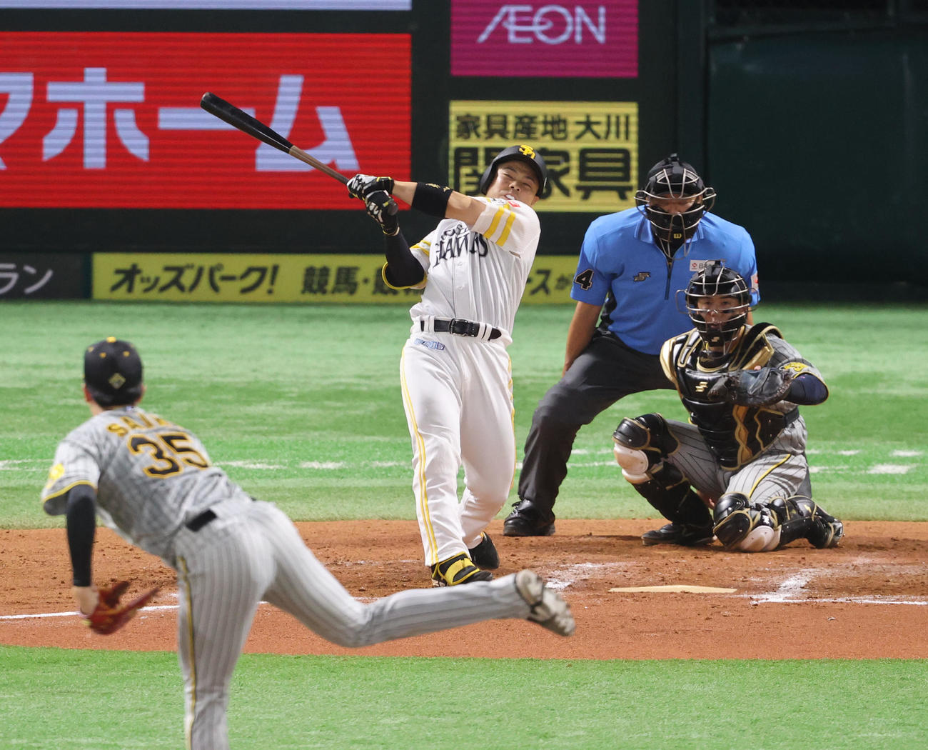 ソフトバンク対阪神　7回裏ソフトバンク無死、近藤は右越え本塁打を放つ（撮影・梅根麻紀）