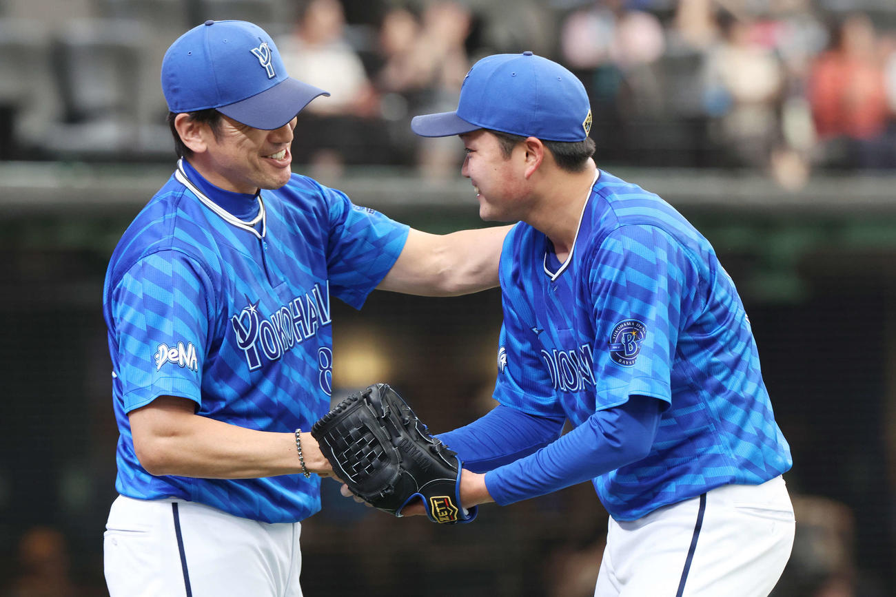 西武対DeNA　マダックスを達成したDeNA石田裕（右）は三浦監督と笑顔で握手する（撮影・宮地輝）