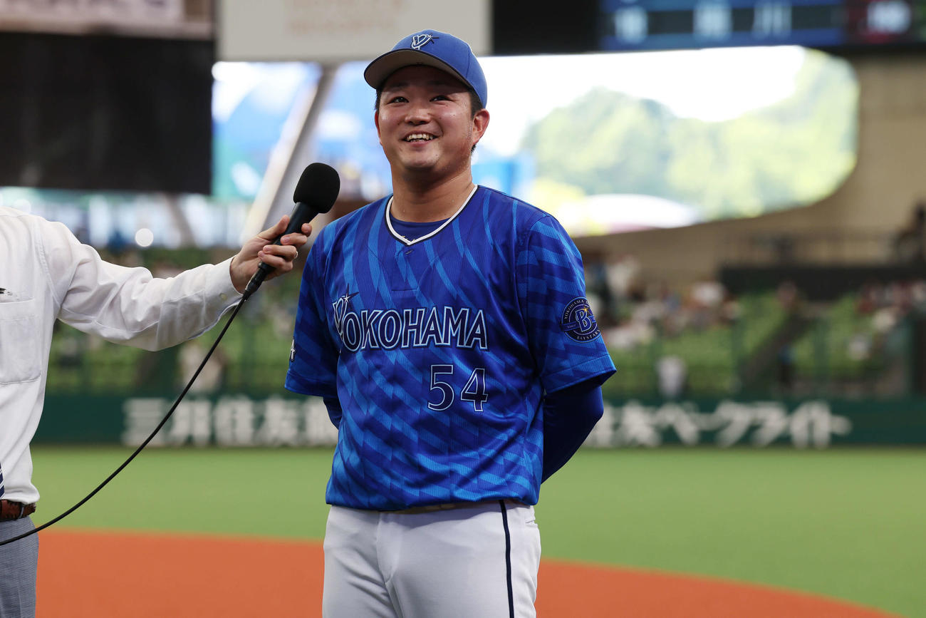 西武対DeNA　マダックスを達成したDeNA石田裕は笑顔を見せる（撮影・宮地輝）