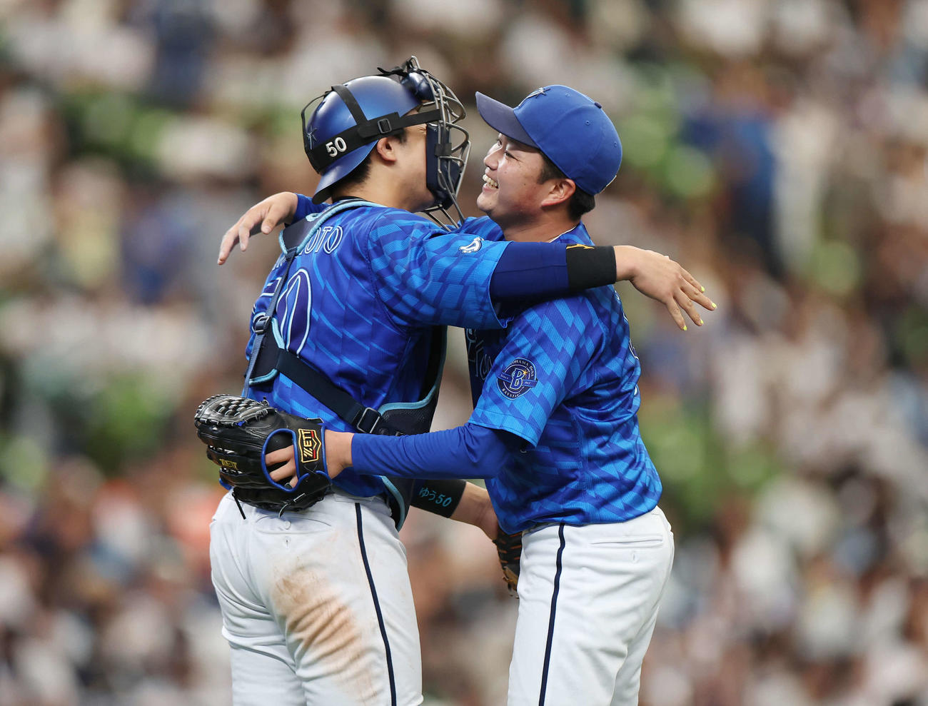 西武対DeNA　マダックスを達成したDeNA石田裕（右）は山本と笑顔でハグする（撮影・宮地輝）