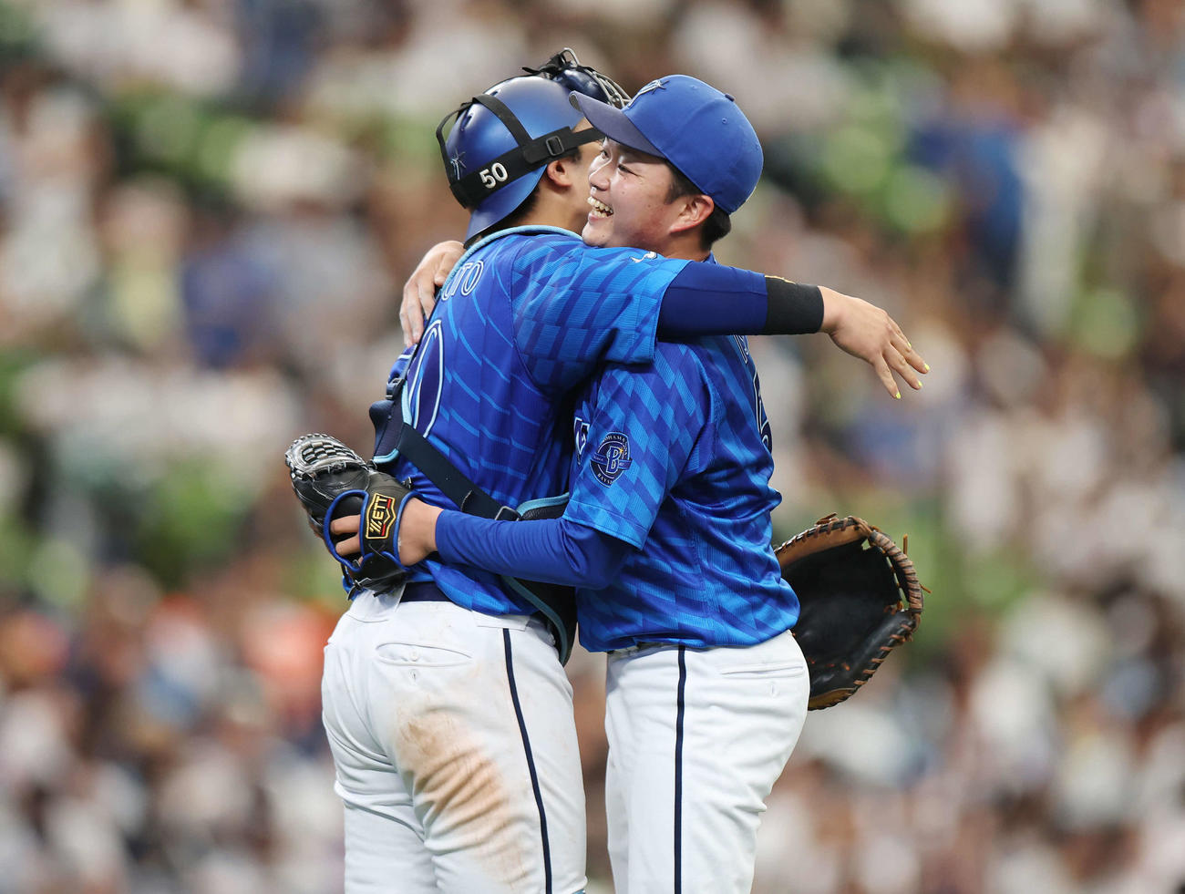 西武対DeNA　マダックスを達成したDeNA石田裕（右）は山本と笑顔でハグする（撮影・宮地輝）