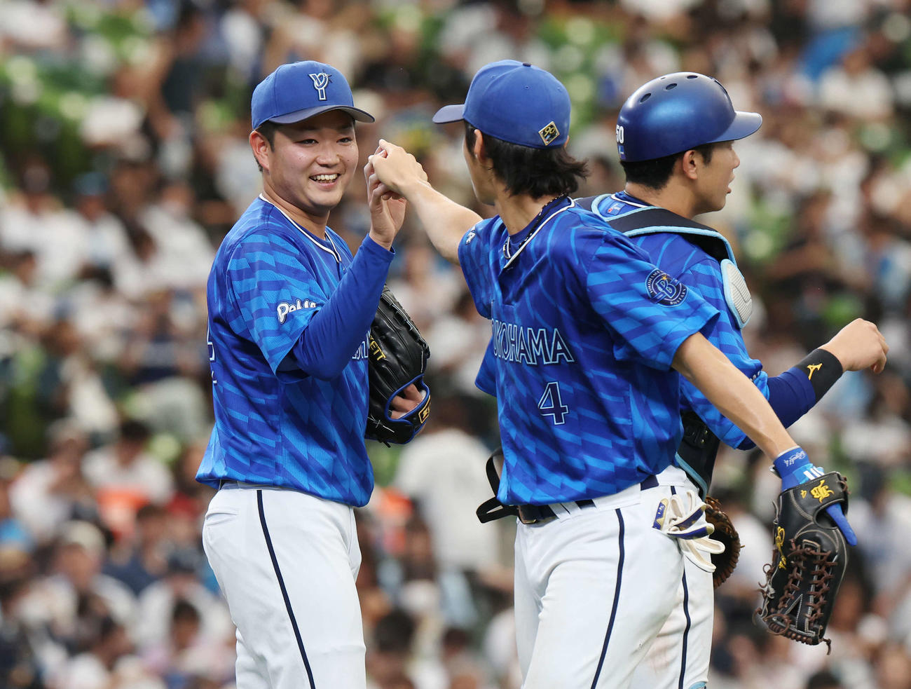 西武対DeNA　マダックスを達成したDeNA石田裕（左）は度会と喜ぶ（撮影・宮地輝）