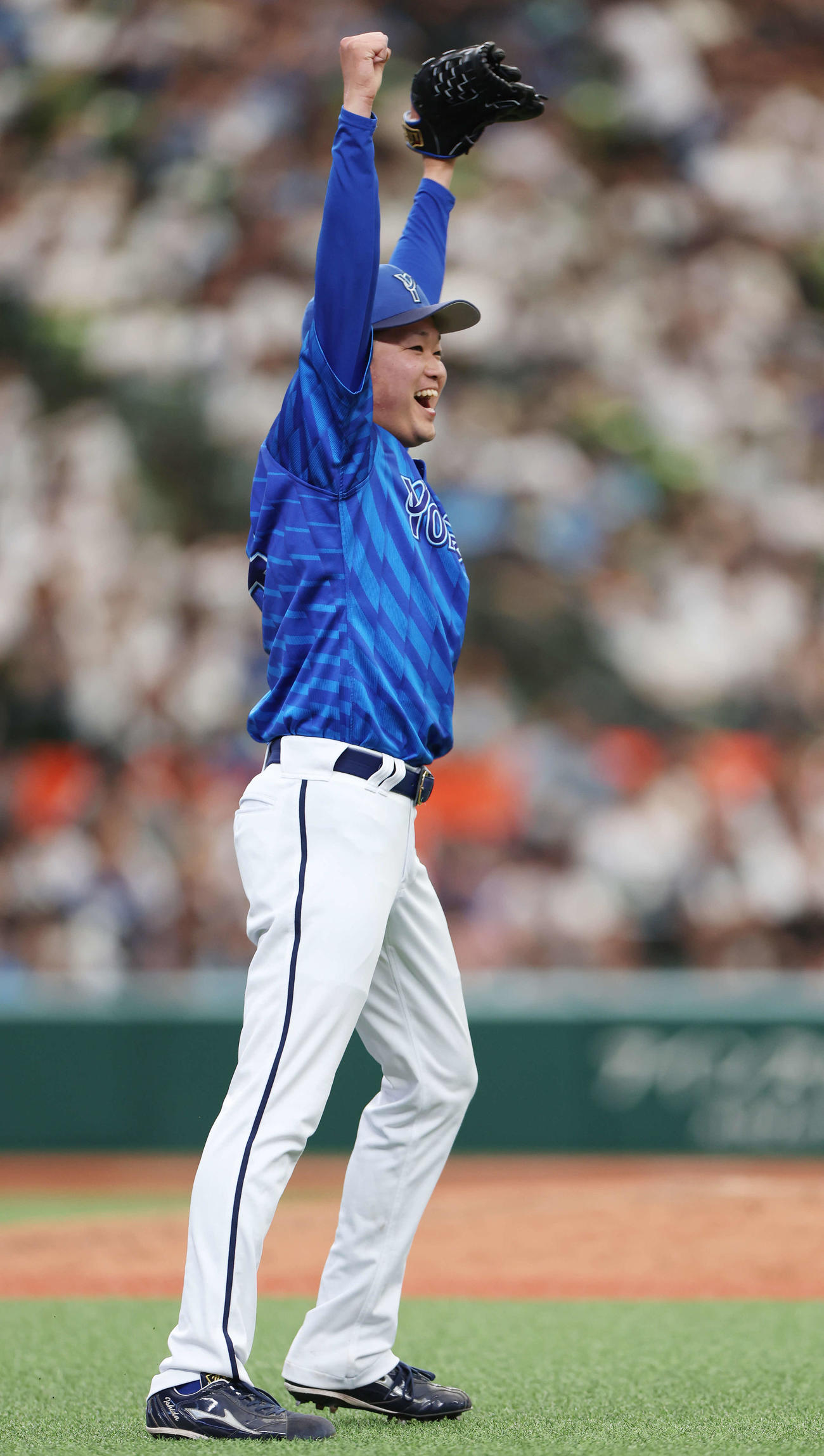 西武対DeNA　マダックスを達成し笑顔でガッツポーズするDeNA石田裕（撮影・宮地輝）