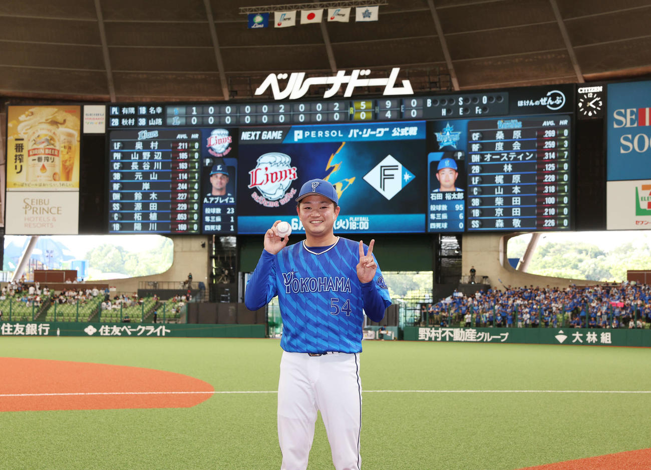 西武対DeNA　マダックスを達成し笑顔で記念撮影するDeNA石田裕（撮影・宮地輝）