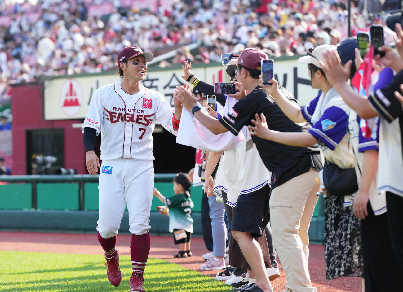 楽天対広島　広島に勝利し、ファンとタッチをする楽天鈴木大（左）（撮影・菅敏）