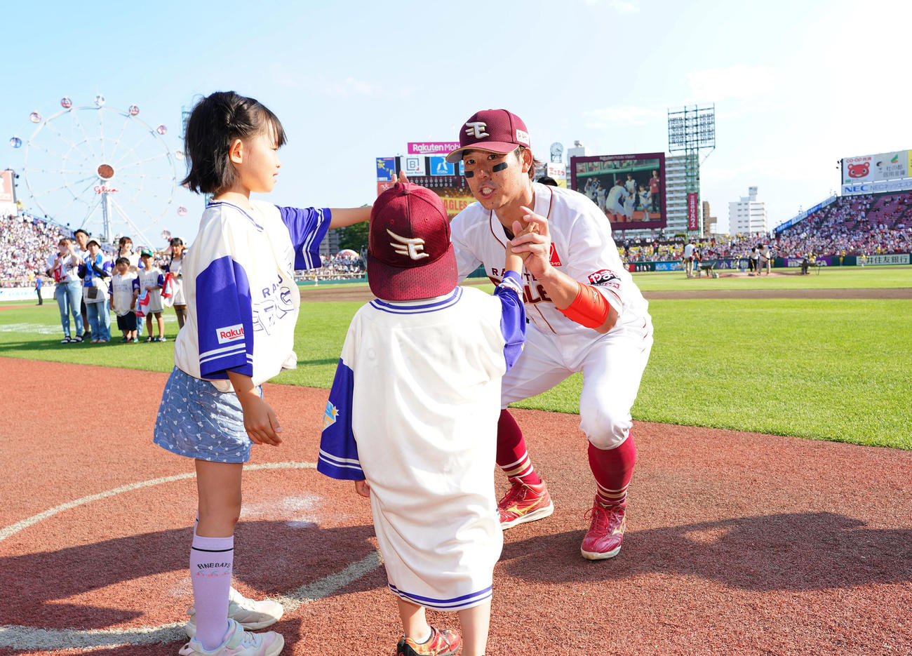 楽天対広島　広島に勝利し、ファンとタッチをする楽天鈴木大（右）（撮影・菅敏）