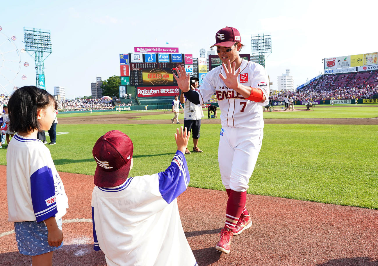 楽天対広島　広島に勝利し、ファンとタッチをする楽天鈴木大（右）（撮影・菅敏）