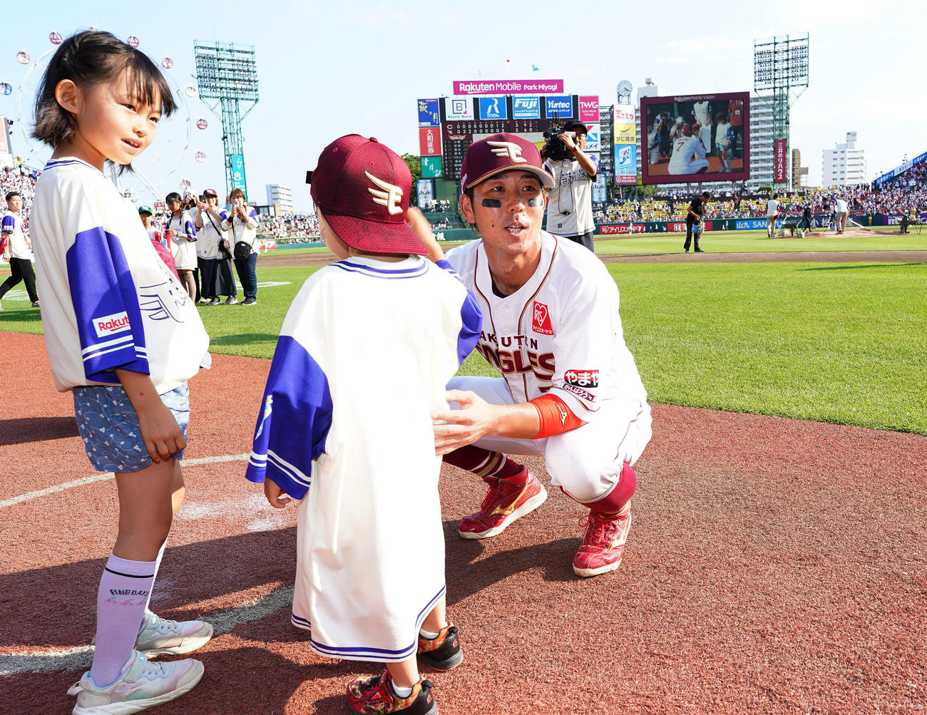 楽天対広島　広島に勝利し、ファンに駆け寄る楽天鈴木大（右）（撮影・菅敏）