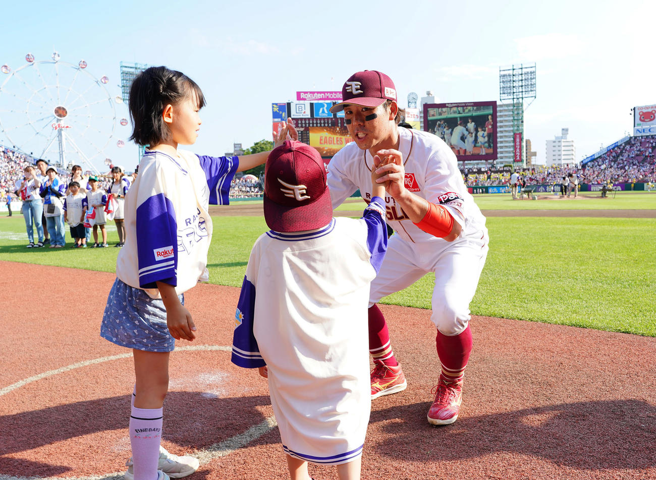 楽天対広島　広島に勝利し、ファンとタッチをする楽天鈴木大（右）（撮影・菅敏）
