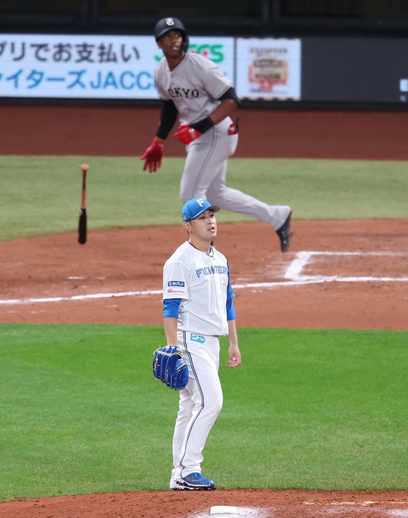 日本ハム対巨人　8回表巨人2死、ヘルナンデスに左越え本塁打を浴びる河野（撮影・黒川智章）