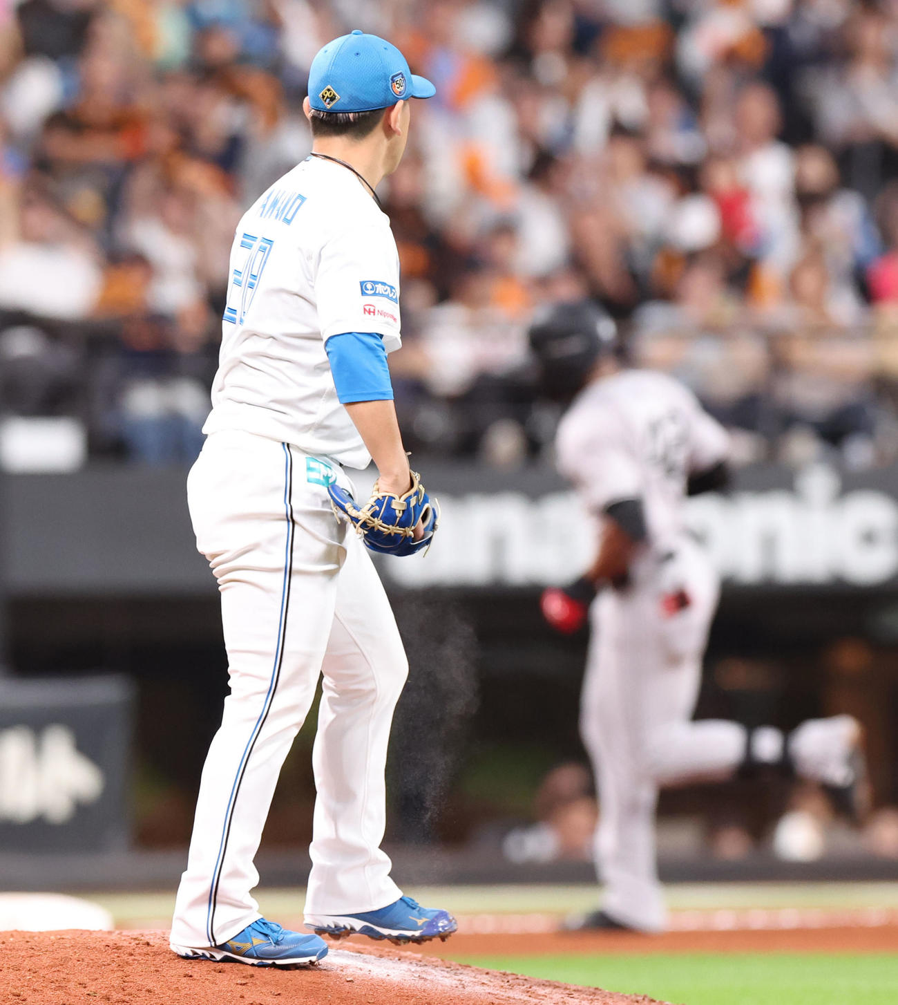日本ハム対巨人　8回表巨人2死、ヘルナンデスに左越え本塁打を浴びる河野（撮影・佐藤翔太）