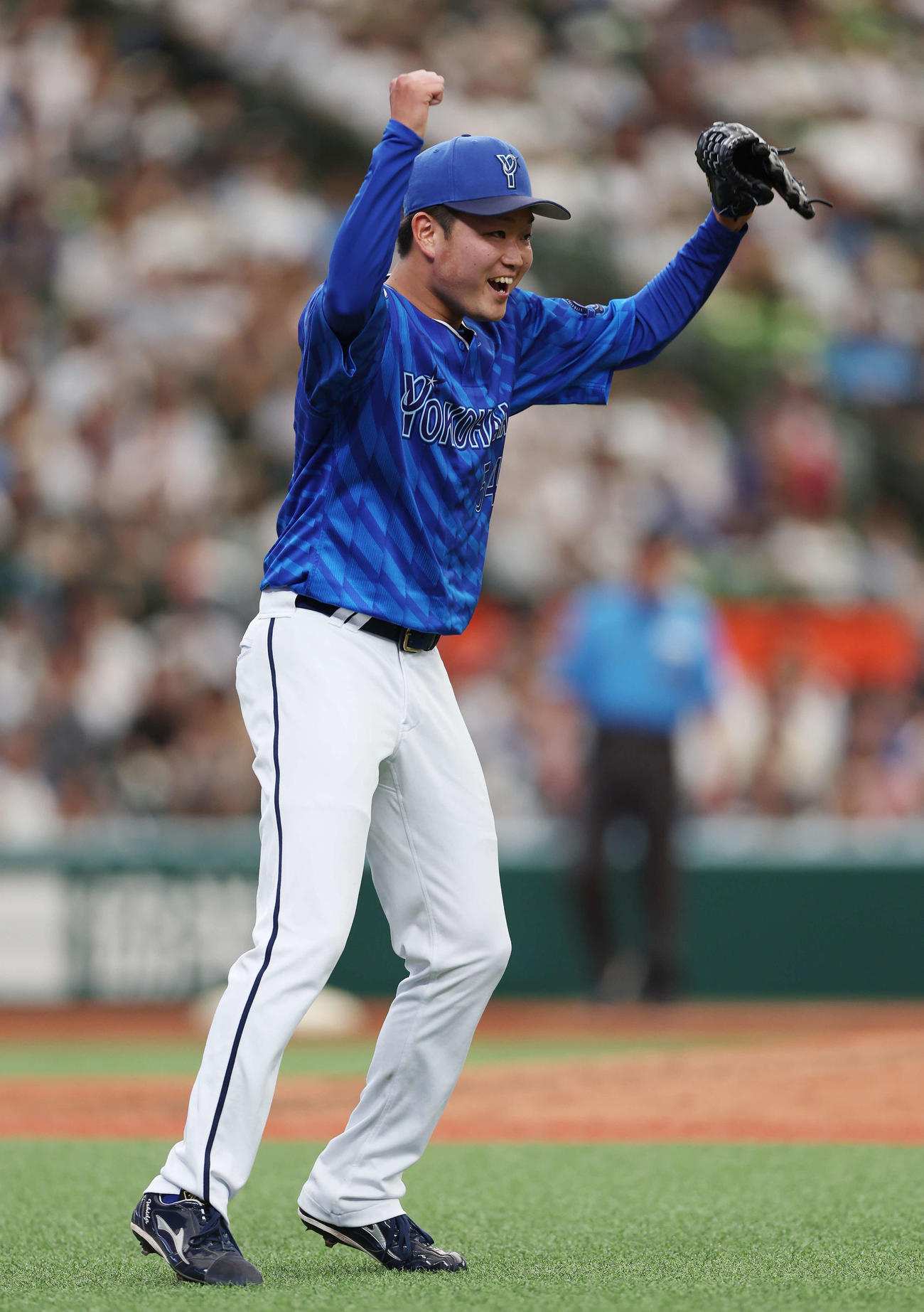 西武対DeNA　マダックスを達成し笑顔でガッツポーズするDeNA石田裕（撮影・宮地輝）
