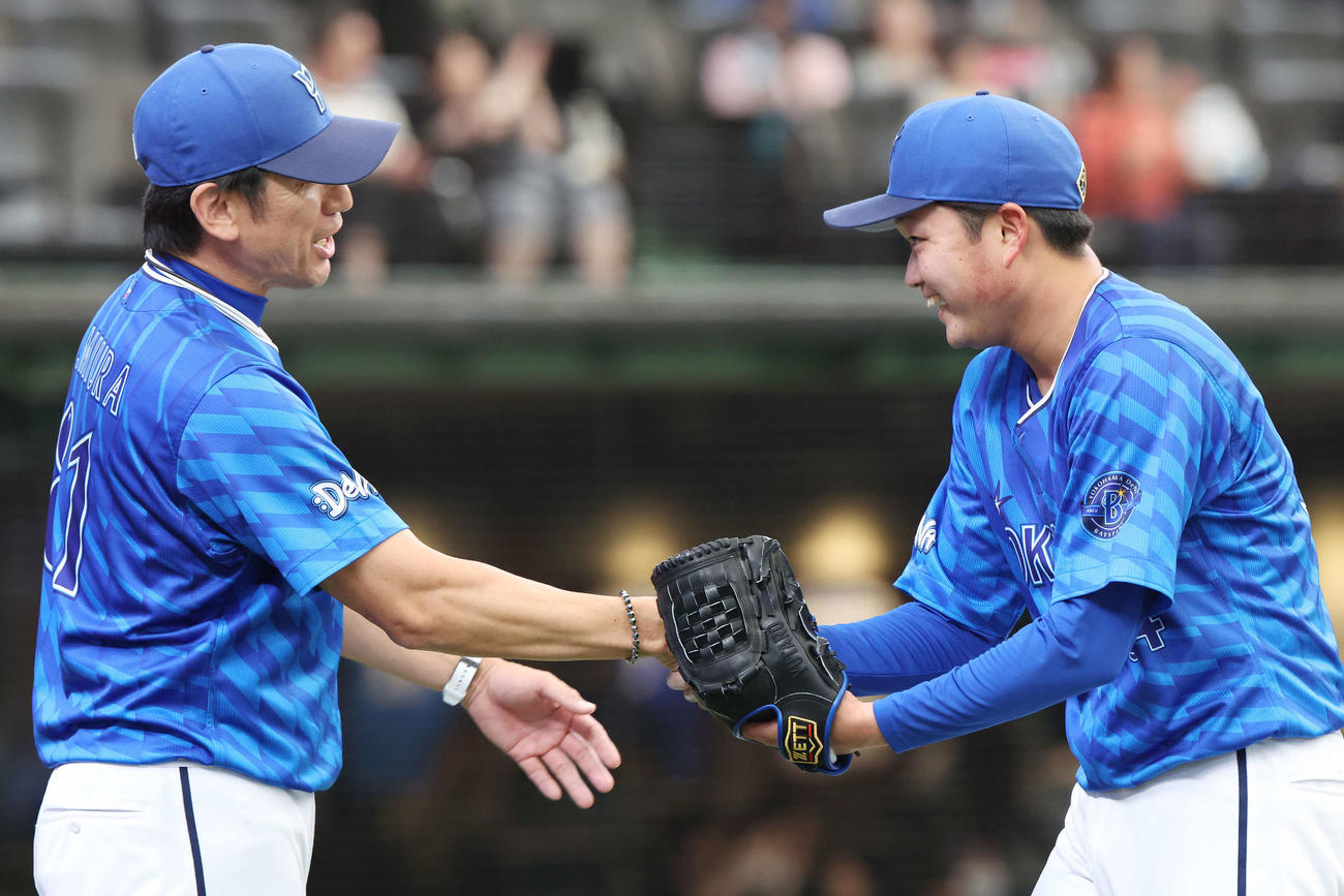 西武対DeNA　マダックスを達成したDeNA石田裕（右）は三浦監督と笑顔で握手する（撮影・宮地輝）