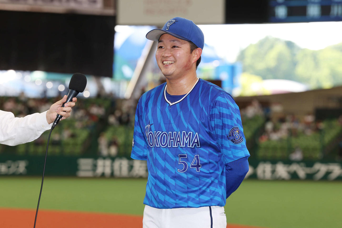 西武対DeNA　マダックスを達成したDeNA石田裕は笑顔を見せる（撮影・宮地輝）