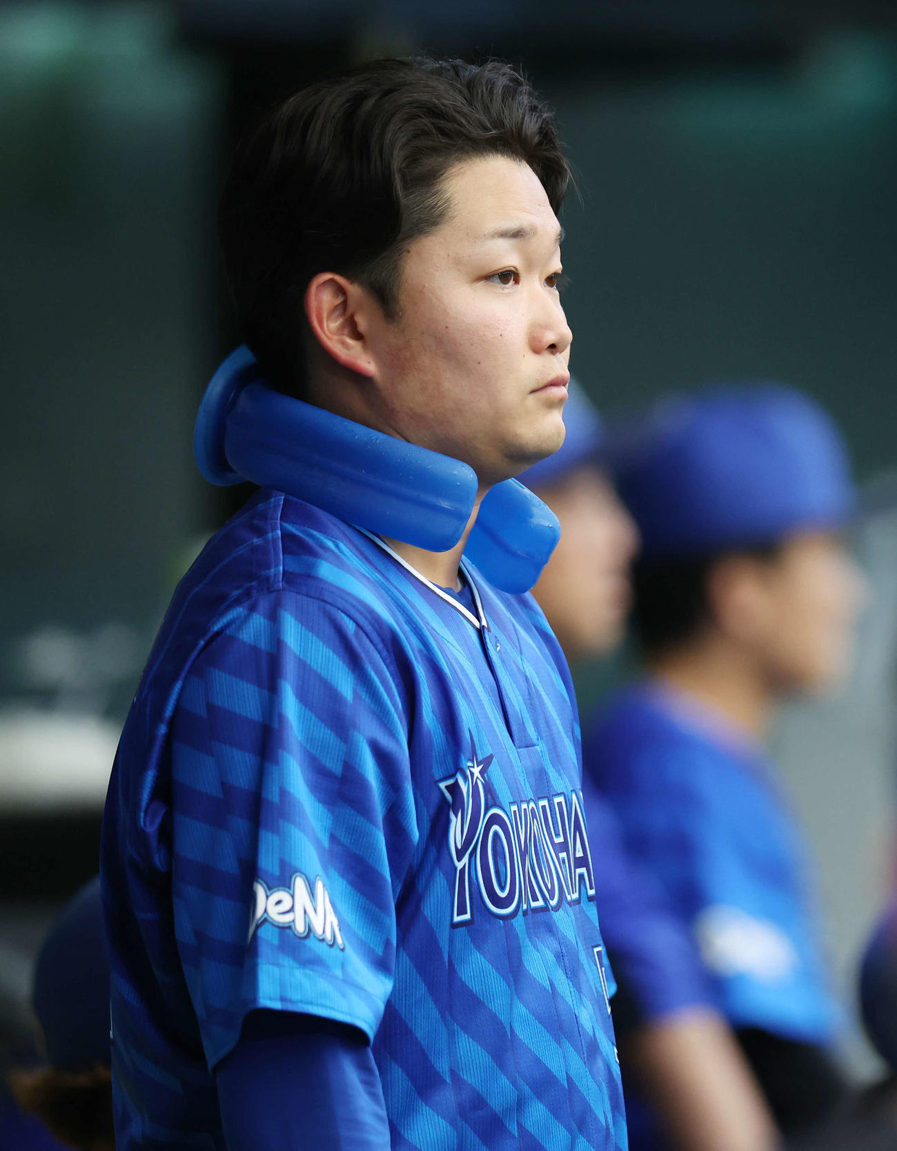 西武対DeNA　ベンチで首を冷やすDeNA石田裕（撮影・宮地輝）