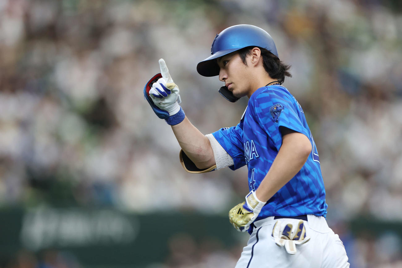 西武対DeNA 9回表DeNA無死二、三塁、左犠飛を放った度会はポーズをとる（撮影・宮地輝）