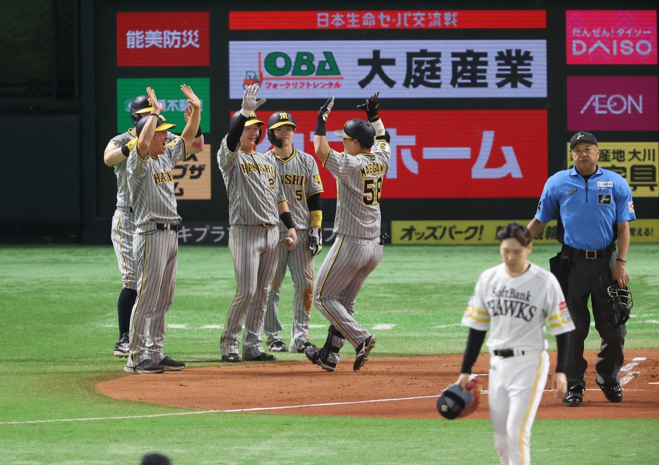 ソフトバンク対阪神　1回表阪神1死満塁、前川は右越えに先制となる満塁本塁打を放ちナインとハイタッチ（撮影・梅根麻紀）