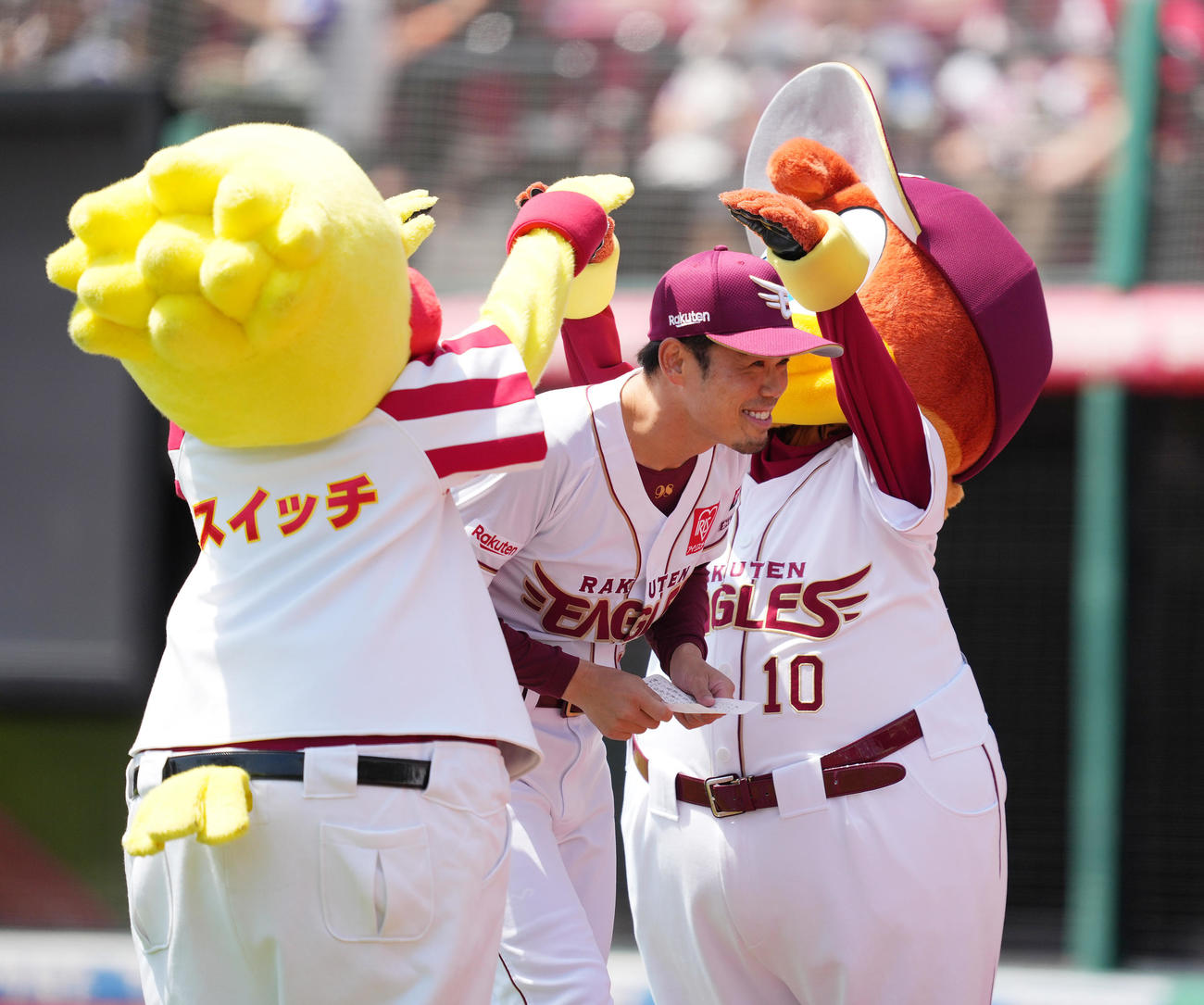 楽天対広島　試合前、メンバー表の交換をし、笑顔でベンチに戻る楽天今江監督（撮影・菅敏）