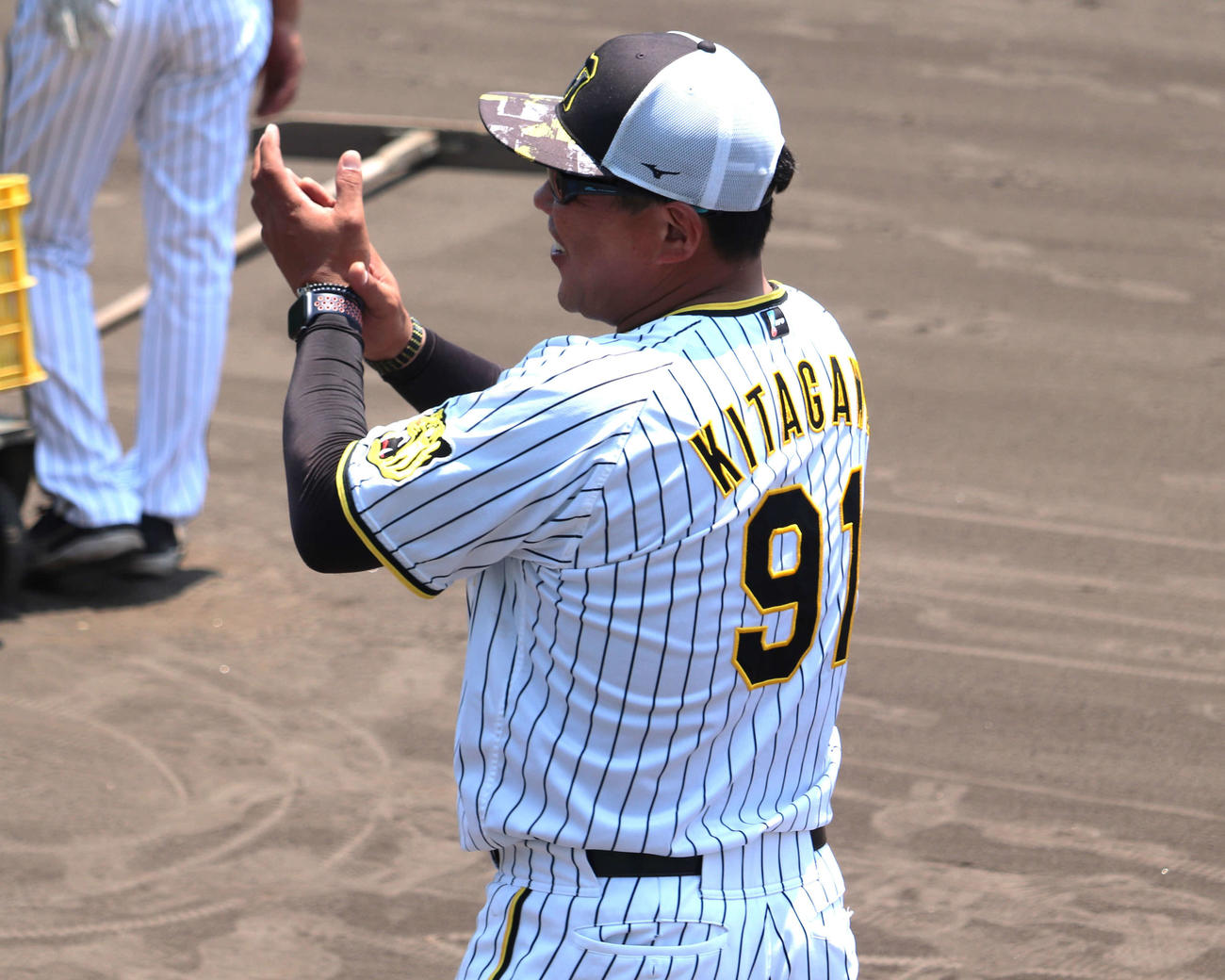 2軍残留練習で阪神の北川博敏コーチがロングティーのホームラン5連発のメニューをこなしたミエセスに拍手を送った。