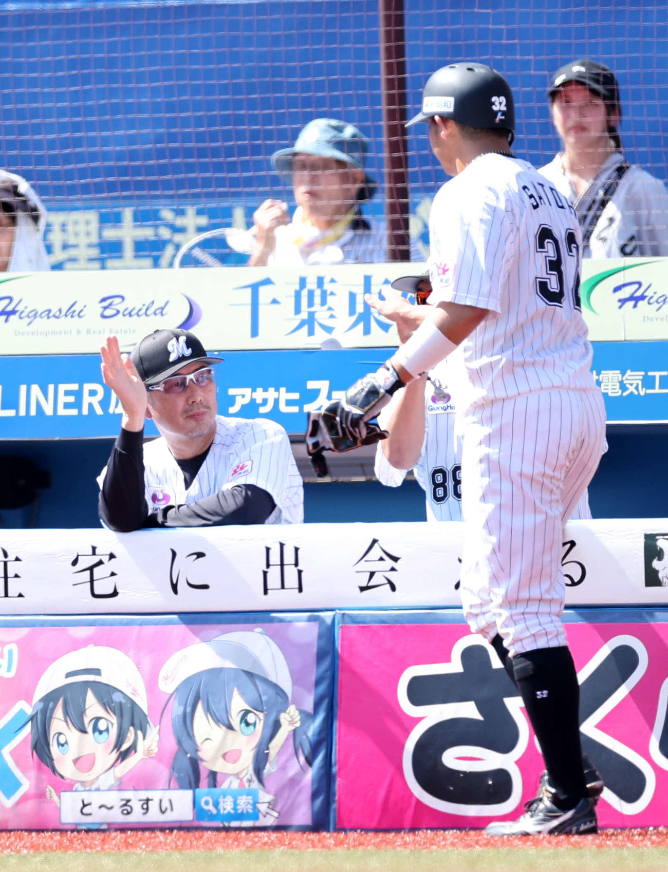 ロッテ対中日　2回裏ロッテ1死一、三塁、上田の右越え適時二塁打で佐藤（右）が生還し迎える吉井監督（撮影・鈴木正人）