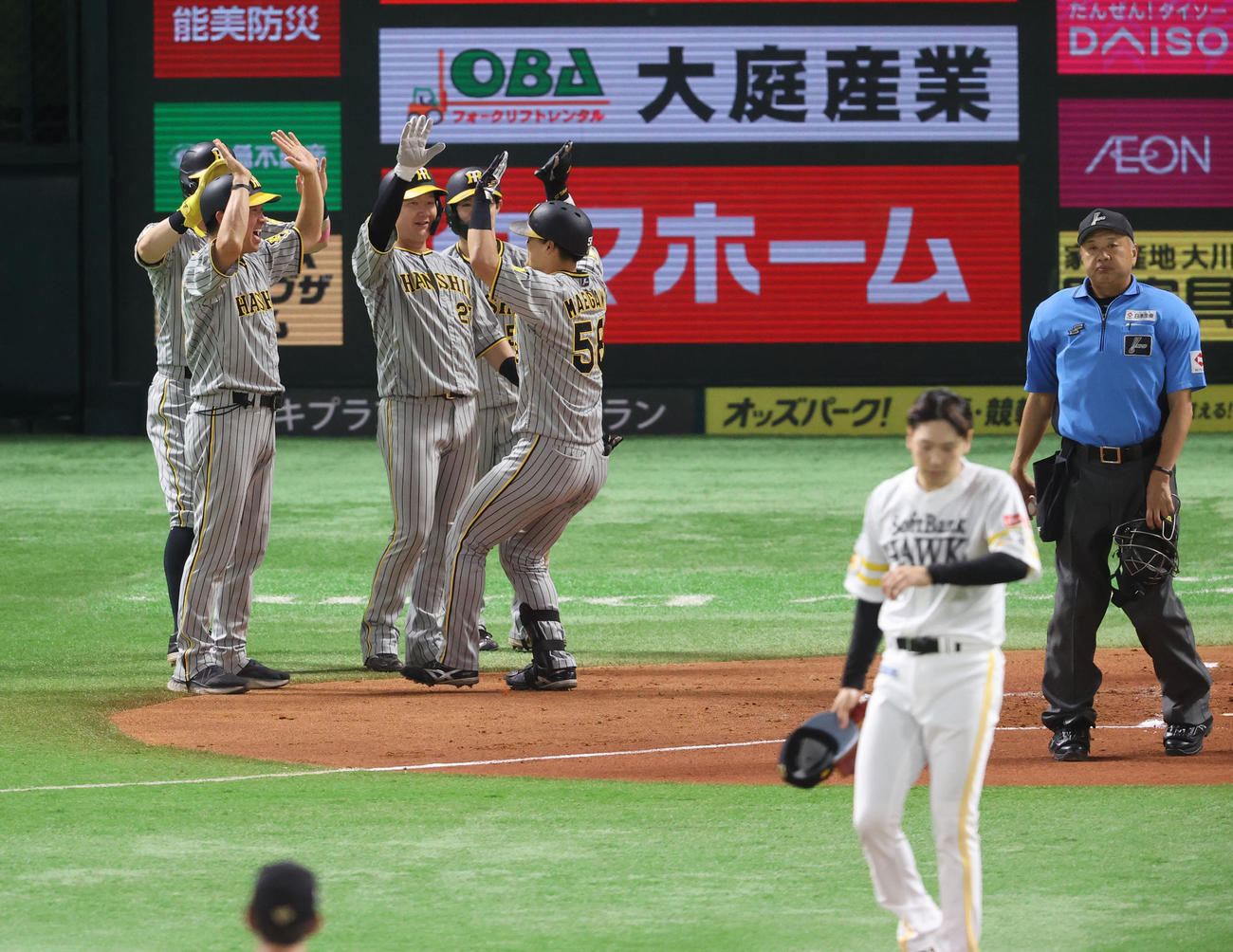 ソフトバンク対阪神　1回表阪神1死満塁、前川は右越えに先制となる満塁本塁打を放ちナインとハイタッチ（撮影・梅根麻紀）