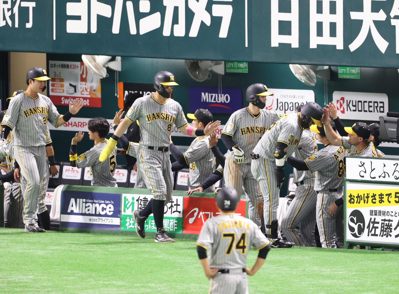 ソフトバンク対阪神　1回表阪神1死満塁、前川は右越えに先制となる満塁本塁打を放ちナインとハイタッチ（撮影・梅根麻紀）