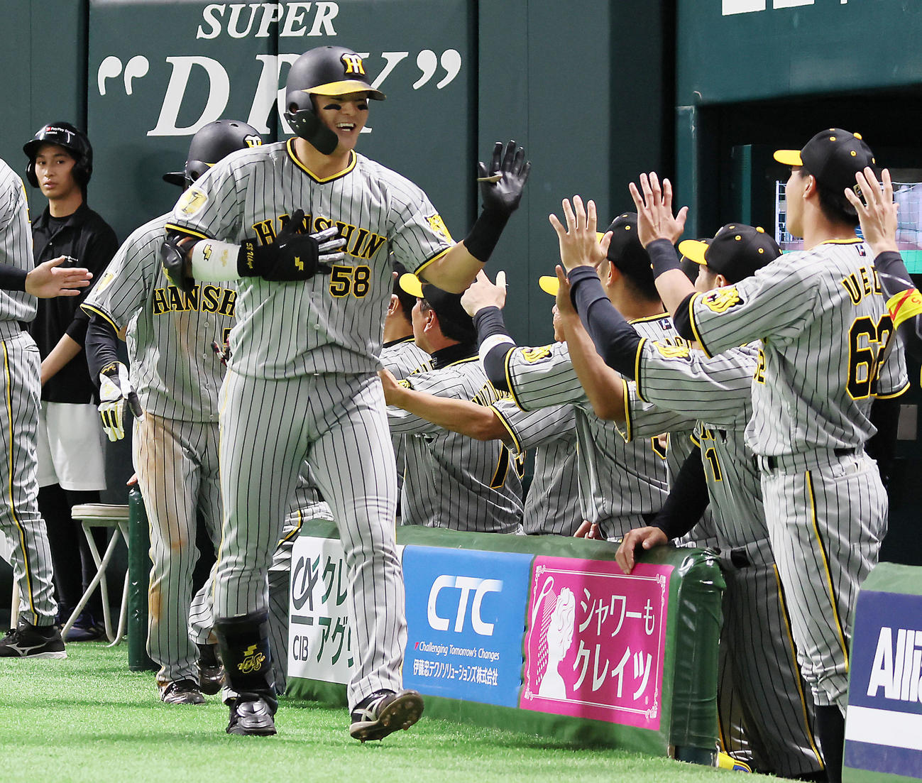 ソフトバンク対阪神　1回表阪神1死満塁、右へ満塁本塁打を放った前川は右手で胸を押さえながら？ベンチのナインとタッチする（撮影・加藤哉）