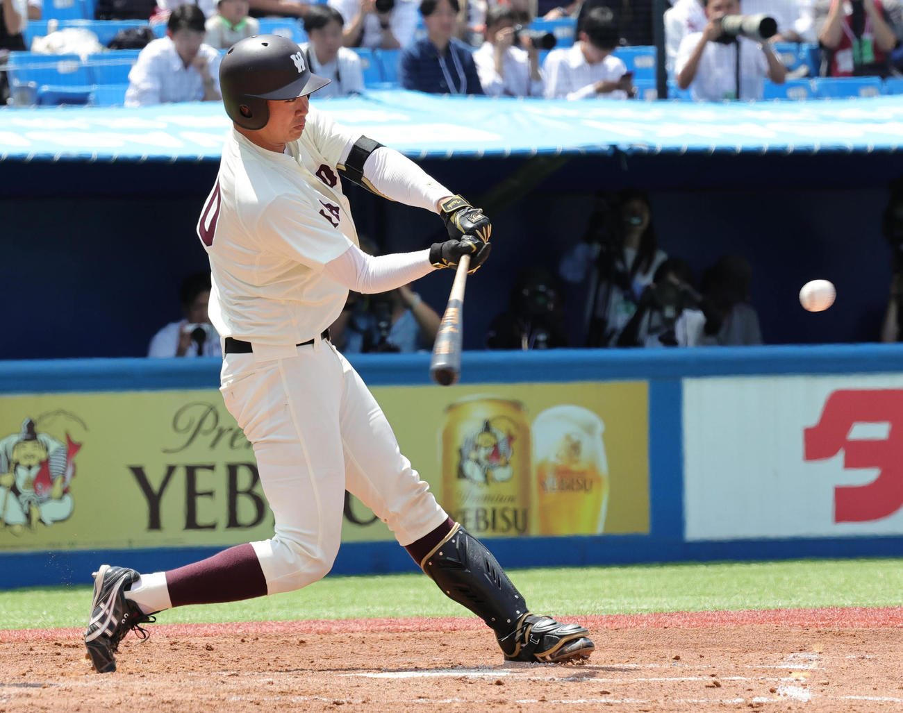 青学大対早大　1回裏早大2死一塁、左二塁打を放つ印出（撮影・野上伸悟）
