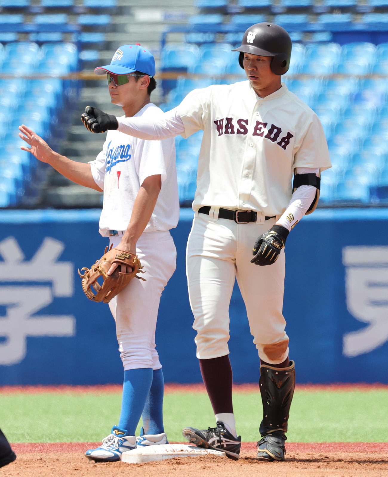青学大対早大　1回裏早大2死一塁、左二塁打を放ちガッツポーズの印出（撮影・野上伸悟）